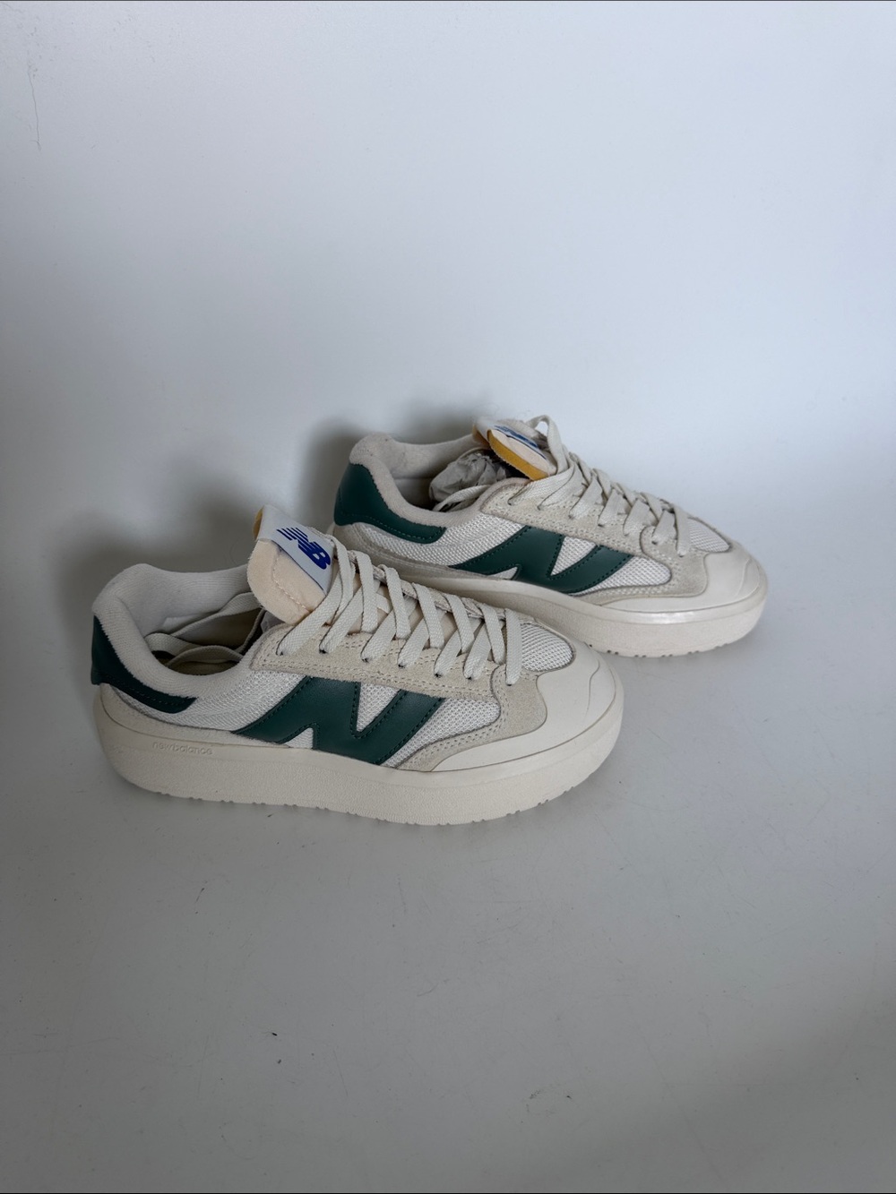 New balance Retro Low-Top Sneakers in Cream with Green Accent